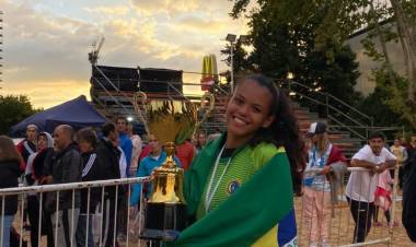 Mariana Rocco, atleta da AHPA/SESPOR, é medalha de prata no Sul Centro Americano de Handebol de Praia