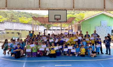 Alunos do Projeto 7 Metros se divertiram muito no Festival de Mini-Handebol em Antonina