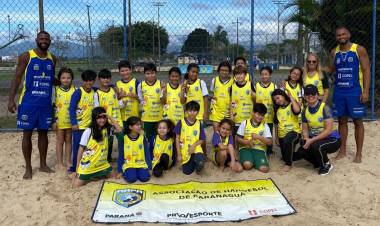 Festival de Mini-Handebol de Praia encanta crianças com diversão e aprendizado em Paranaguá
