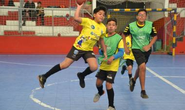 AHPA/SESPOR/SICOOB/Paranaguá marca presença no Festival de Mini-Handebol em Curitiba com sete equipes de base