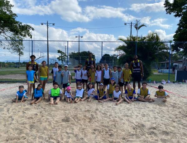 Festival de Mini-Handebol de Praia encanta crianças e reforça futuro do esporte em Paranaguá