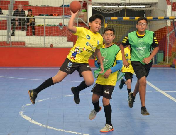 AHPA/SESPOR/SICOOB/Paranaguá marca presença no Festival de Mini-Handebol em Curitiba com sete equipes de base