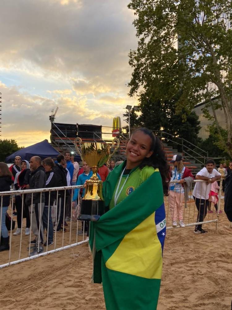 Mariana Rocco, atleta da AHPA/SESPOR, é medalha de prata no Sul Centro Americano de Handebol de Praia