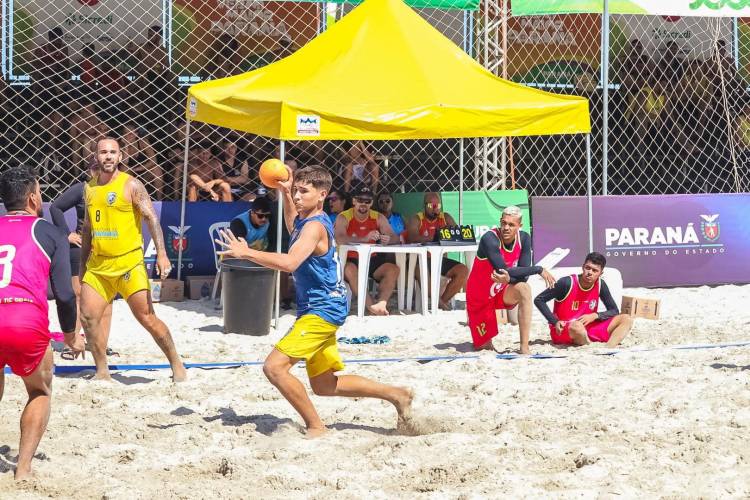 Dobradinha da AHPA/SESPOR/SICOOB/Bananina/Paranaguá no alto do pódio do Circuito Paranaense de Handebol de Praia