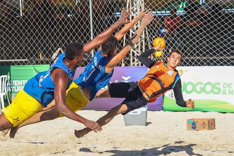 Dobradinha da AHPA/SESPOR/SICOOB/Bananina/Paranaguá no alto do pódio do Circuito Paranaense de Handebol de Praia
