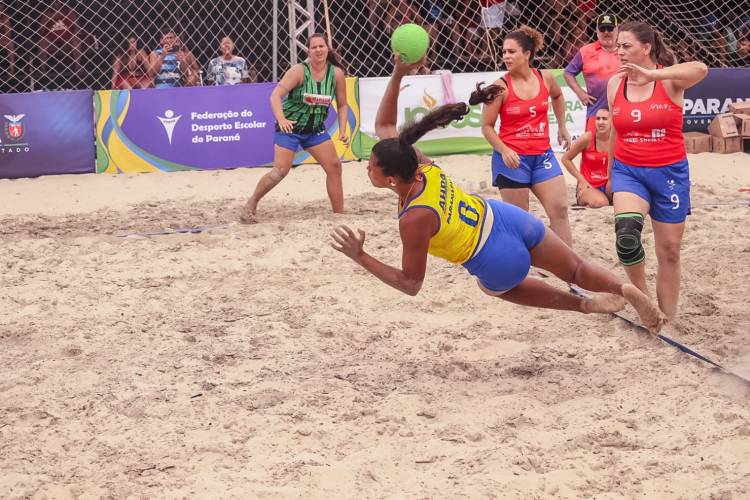 Dobradinha da AHPA/SESPOR/SICOOB/Bananina/Paranaguá no alto do pódio do Circuito Paranaense de Handebol de Praia