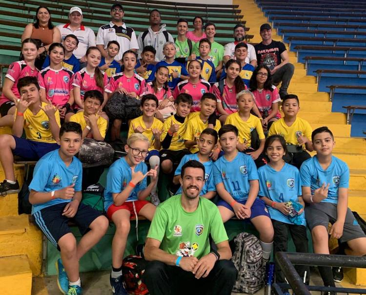 Alunos da AHPA/SESPOR/SICOOB/Bananina se destacaram em Festival de Mini-Handebol