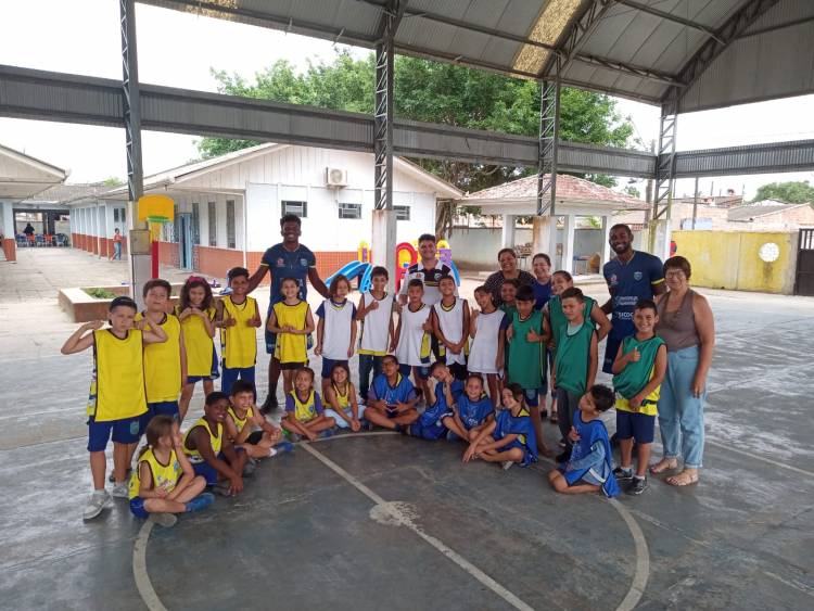 AHPA/SESPOR/SICOOB/Bananina realizou Festival de Mini-Handebol na Ilha dos Valadares