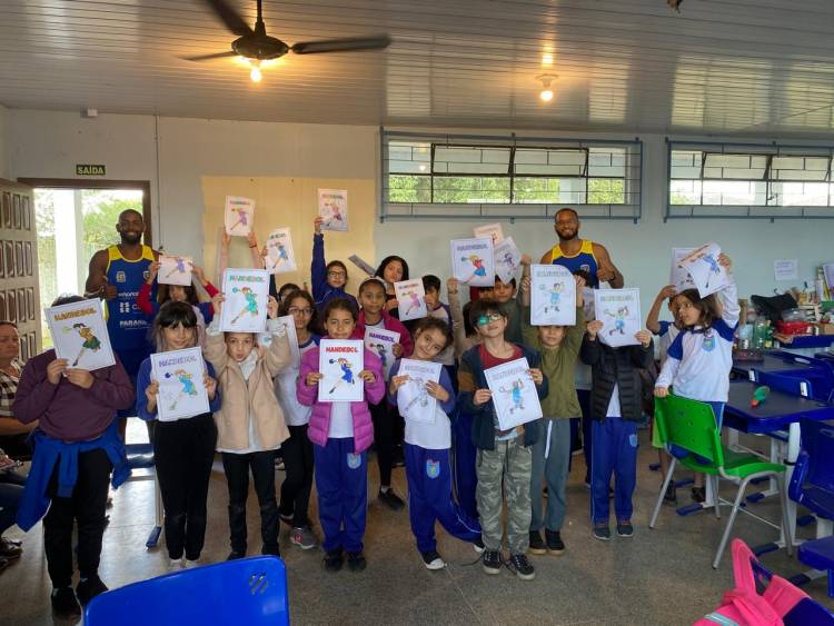 Palestra leva conhecimento e inspiração sobre Handebol de Praia para crianças em Paranaguá